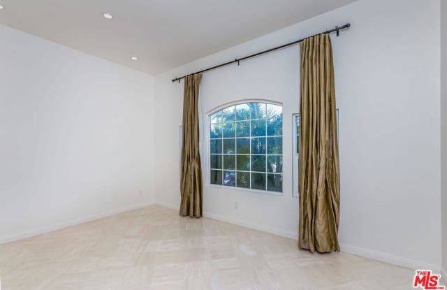 304 South SWALL Drive Gallery 4