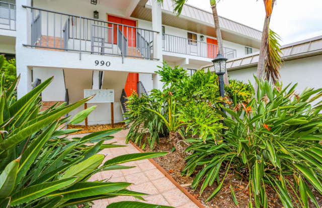 ***2BED/2BATH***SEASONAL***FURNISHED***CARDINAL COURT*** - 990 8th Street South, Naples, FL 34102