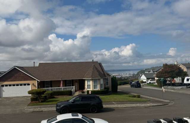 Bright NE Tacoma Home 3 Bedroom 2 Bath, Peaking Sound View with a 3 Car Garage & Fenced Yard! Gallery 3