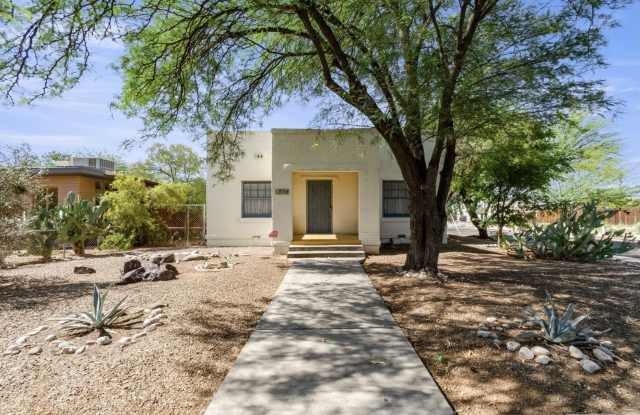 3 Bed 2 bath home PERFECT for U of A Students, Faculty and Staff! Gallery 1
