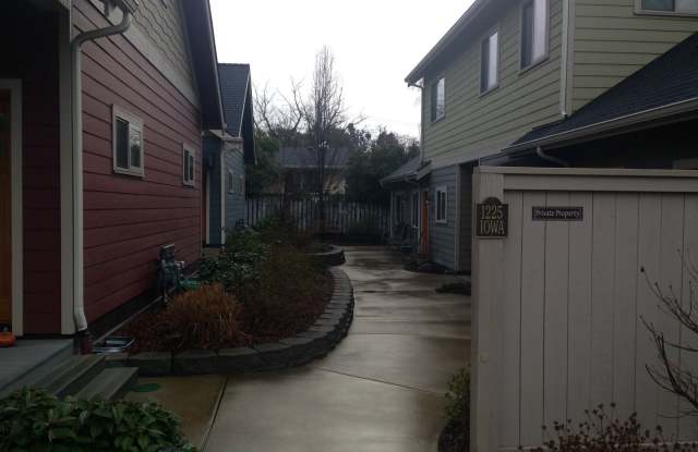 1241 Iowa St - 1241 Iowa Street, Ashland, OR 97520