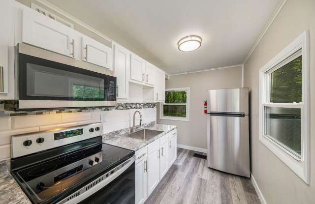 Cute Remodeled Two Bedroom 1 Bathroom Bungalow! photos photos