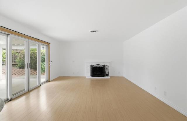 577 Houston Drive Gallery 4