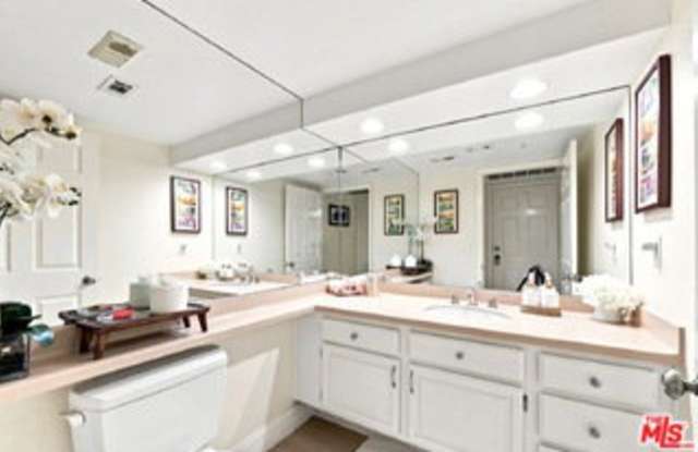 18721 Hatteras Street Gallery 4