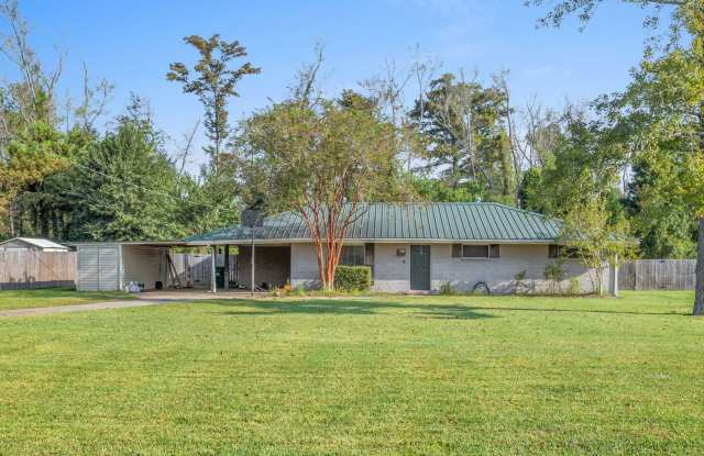 Charming 3 Bed, 2 Bath Home in Moss Bluff, LA photos photos
