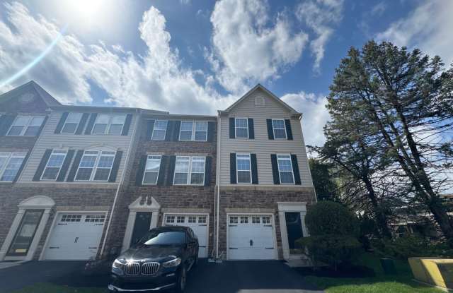 Stylish End-Unit Townhome on Oakridge Lane | $2,495/Month Gallery 4