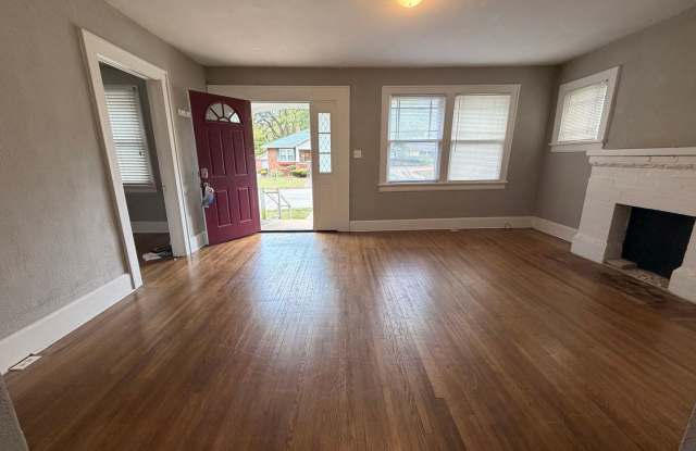3-Bed, 1-Bath Single Family Home. Washer/Dryer Hook ups + Shed Gallery 4