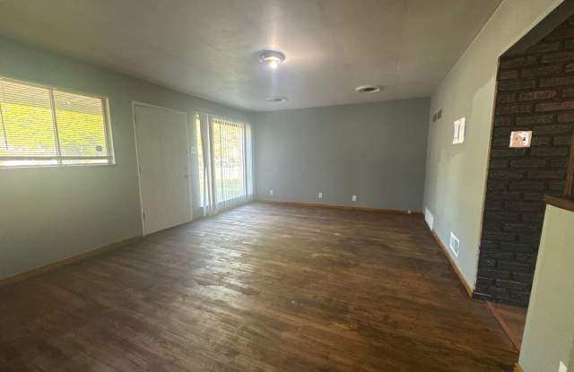 3 Bedroom, 1 Bath House on Cul De Sac! Gallery 3