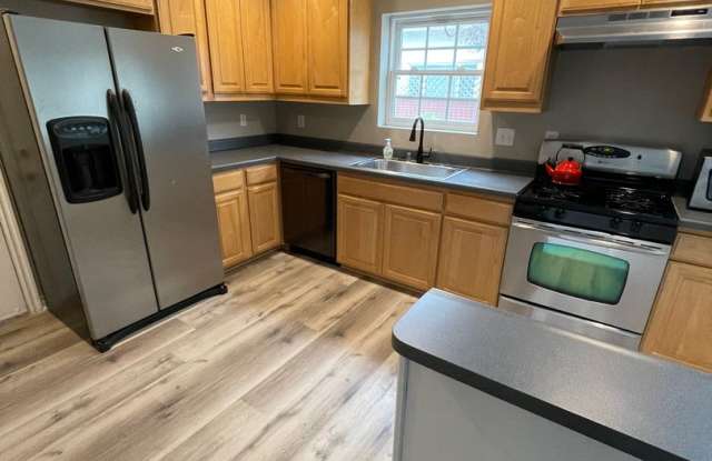 Beautiful  2 br/2Bth Back-end home with large backyard Gallery 3