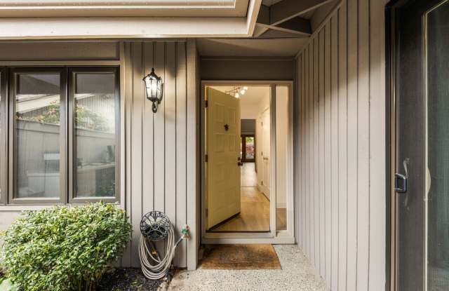 4Bd/3Ba Bellevue Townhome Gallery 4