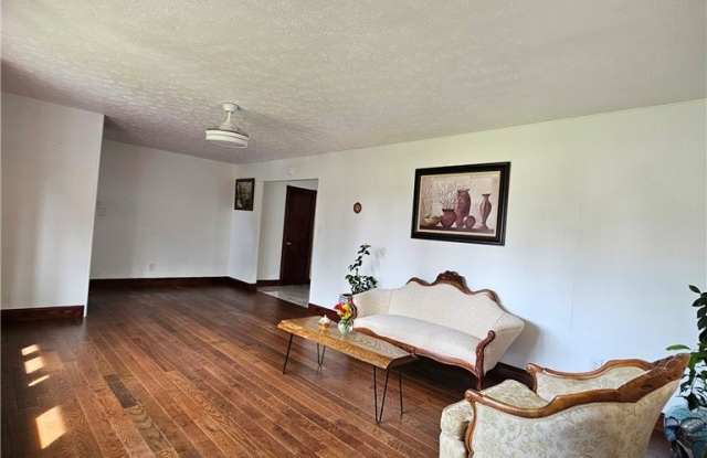 33158 Lakeshore Boulevard Gallery 4
