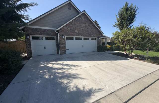 Spacious home in gated community Available Now! Gallery 4