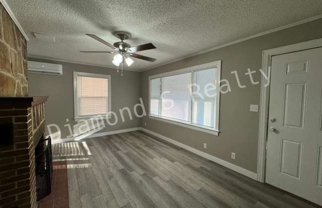 Updated 2 bedroom Home - Great Location Gallery 3