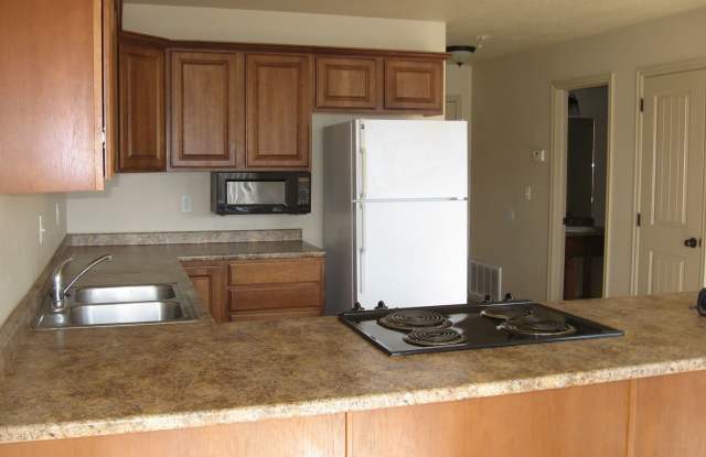 Charming Corner Lot Duplex with Garage & Backyard – Reduced Rent! Gallery 4