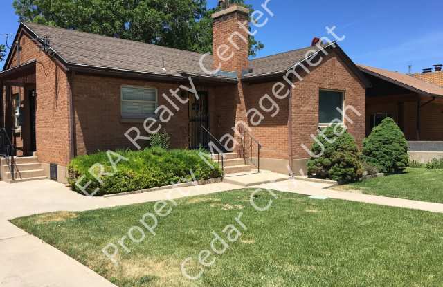 4 bed - 2 bath Charming single family home walking distance to everything! photos photos