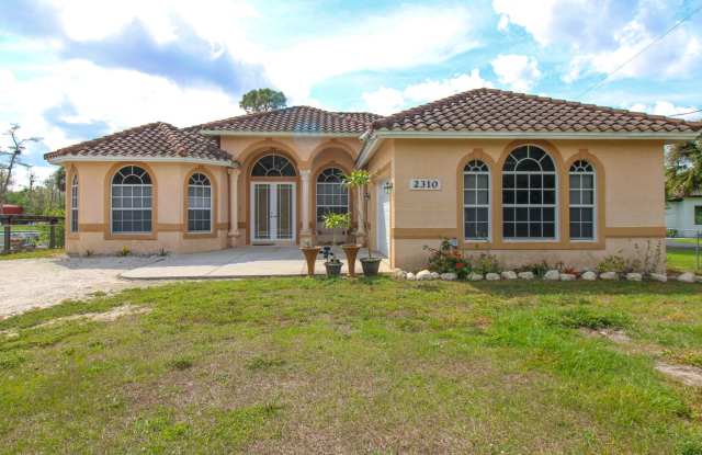 Stunning Pet-Friendly 3 Bed/2.5 Bathroom Home on 1.14 Acres w/ Huge Den - No HOA - Quick Rental Process photos photos