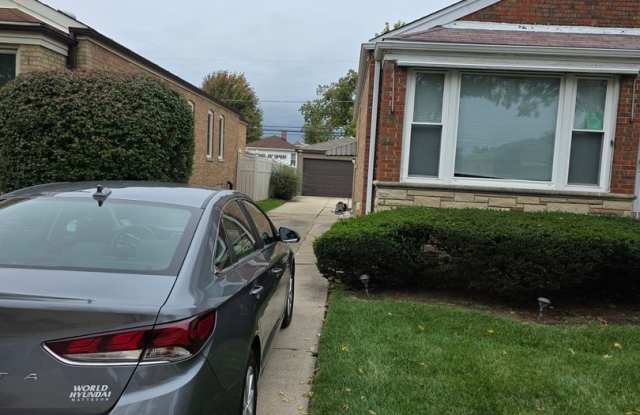 3BR Single Family Home with Garage Parking, Central Air, Cats and Small Dogs Gallery 3