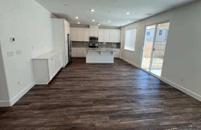 Newer Solar Home Walking Distance to Campus Oaks Shopping Center Gallery 4