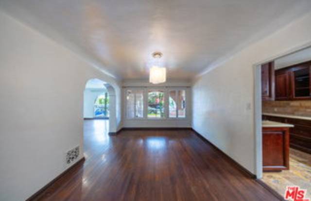 8232 Blackburn Avenue Gallery 2