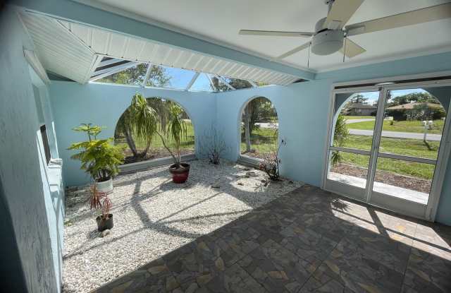 Charming, Move-In Ready 2BR/2BA Single-Family Home with Huge Fenced Yard in Venice! Gallery 3