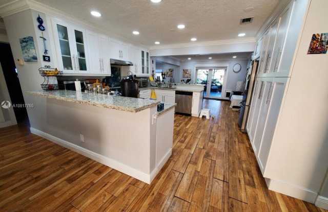 4611 SW 42 Terrace Gallery 4
