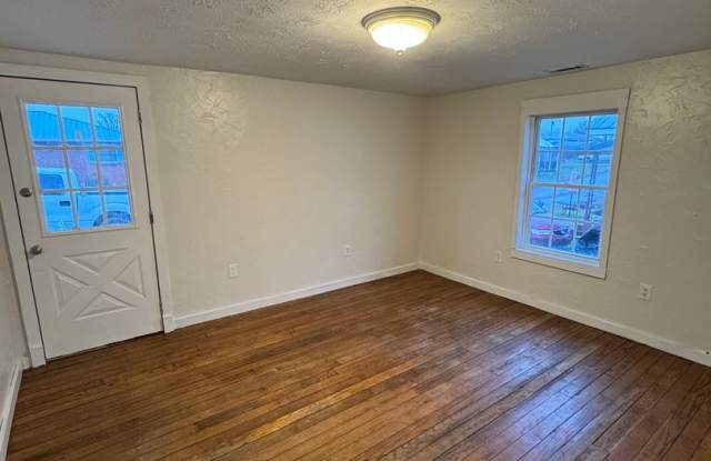 Loudon 37774 - 2 bedroom 1 bath - contact Adam Joachim 865-352-220-7700 photos photos