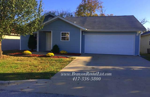 Large 5 Bedroom with lawn care and a community pool Gallery 4