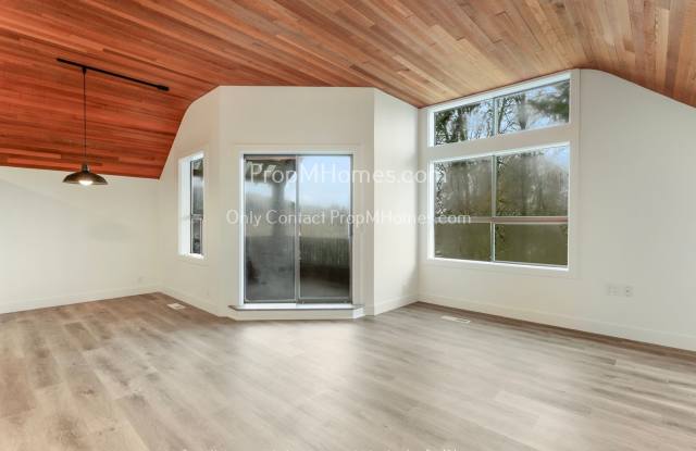 Experience Living with River Views and Walking Distance to Downtown Milwaukie! photos photos