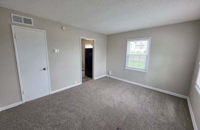 Spacious 2 Bed, 1.5 Bath Duplex Near Red Bridge Gallery 3