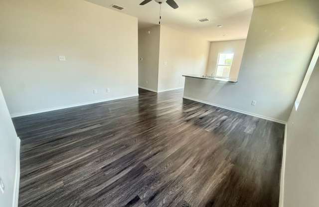 Elegant 4-bed/2-bath! Gallery 4