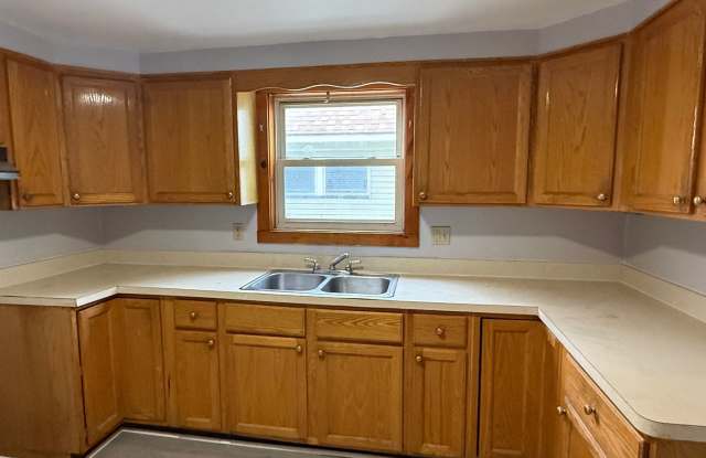 Garfield Heights single home/Owner pays water/Sewer Gallery 4