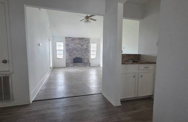 4350 Woodland Creek Drive Gallery 3