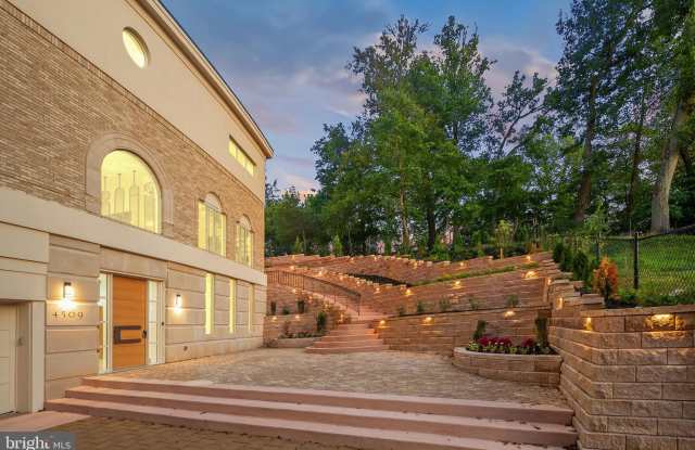 4509 FOXHALL Crescent NW Gallery 2