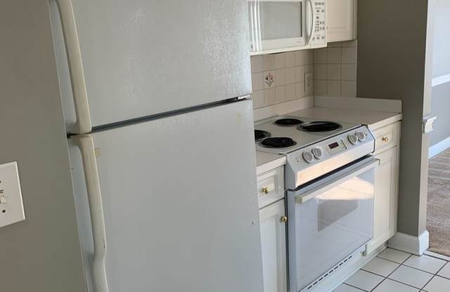 1 Bedroom Condo in Magnolia place Gallery 3