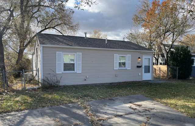 ~ APPLICATIONS PENDING ~ 3-Bedroom ~ 1-Bathroom ~ 1-level House for Rent! - 231 East Saint Patrick Street, Rapid City, SD 57701