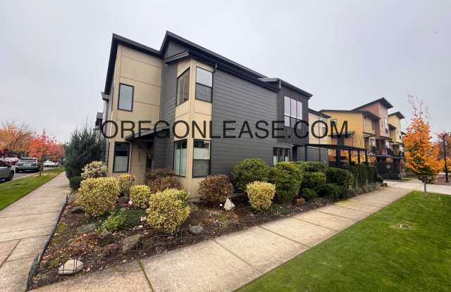 3 Bedroom 3 bath Crescent village home - 2992 Lord Byron Place, Eugene, OR 97408