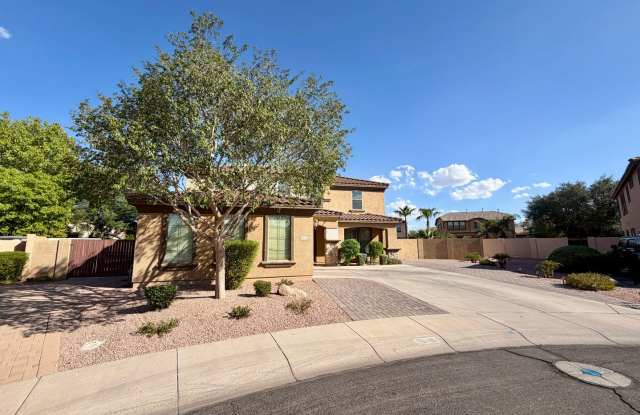 Spacious 6-bedroom, 2.5-bathroom home in Chandler, Welcome to the family friendly community of Sun Groves sitting on nearly 18,000 sq ft and one of the largest lots in the neighborhood. Gallery 3