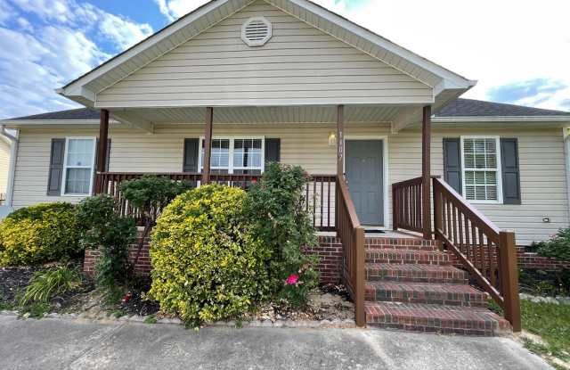 ADORABLE 3 BR, 2 BA W/ FENCED-IN BACKYARD *CONVENIENT GOLDSBORO LOCATION* - 1107 Stephens Street, Goldsboro, NC 27530