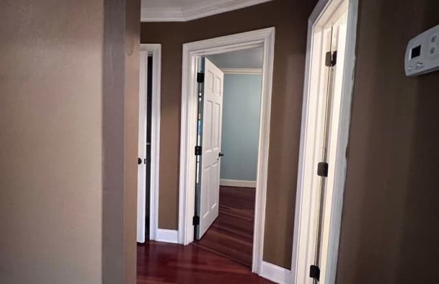nice house with 2 sitting area and fenced patio Gallery 3