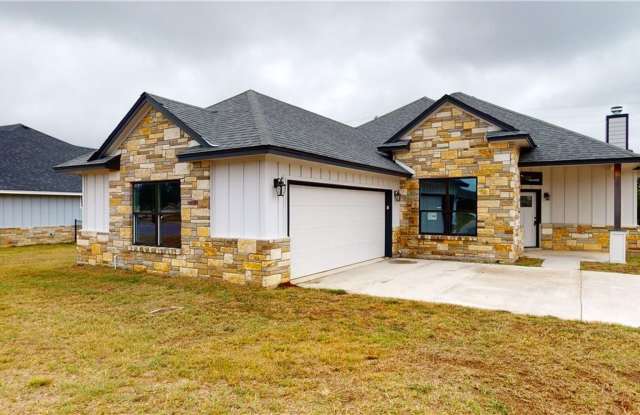 GORGEOUS NEW CONSTRUCTION ON GATESVILLE GOLF COURSE! - 121 Lakewood Drive, Gatesville, TX 76528