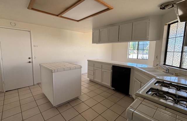 Quaint Three Bedroom, Two Bathroom Home! photos photos