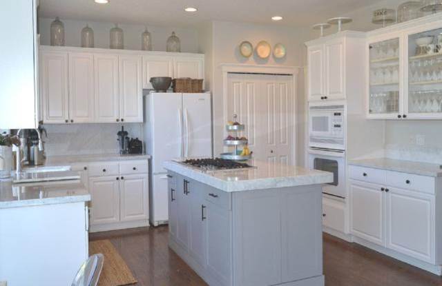 Stunning Home - Spacious Rooms - 4th Room upstairs for den or bedroom Gallery 3