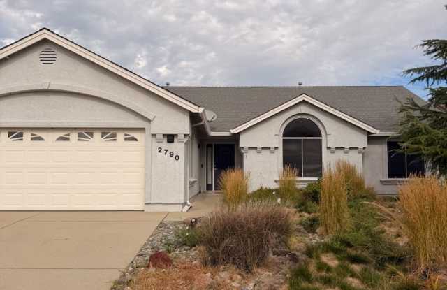 Beautifully Updated 3-Bedroom Home with Scenic Views in Redding Gallery 1