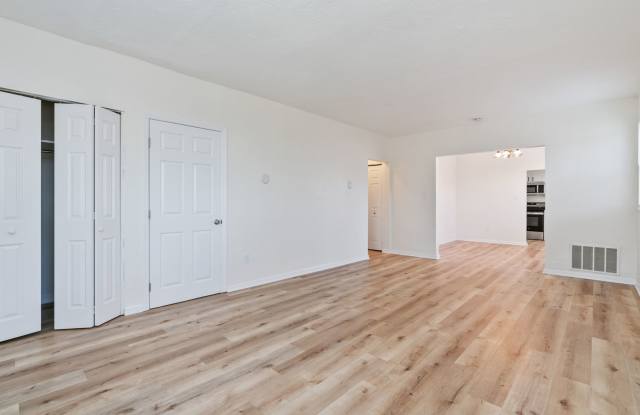 Recently Renovated, Pet Friendly, 3 Bedroom Apartment Close to Downtown Gallery 3