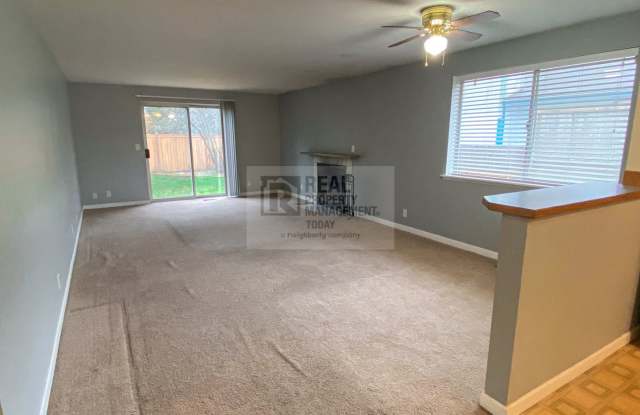 3 Bedroom 2 Bathroom House in NE Tacoma - Spacious Garage + Large Fenced Yard! Gallery 4
