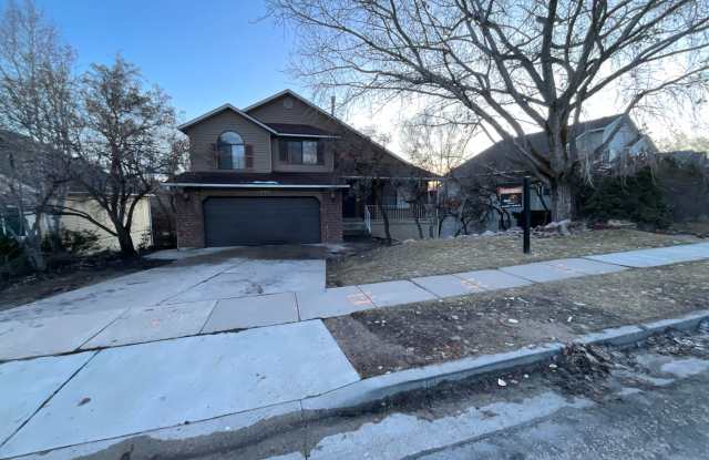 5 bedroom  3 1/2 home 2 car garage Dog Friendly Gallery 1