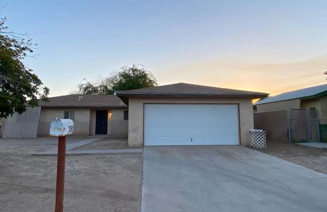 4 BEDROOM HOME ON LARGE LOT photos photos