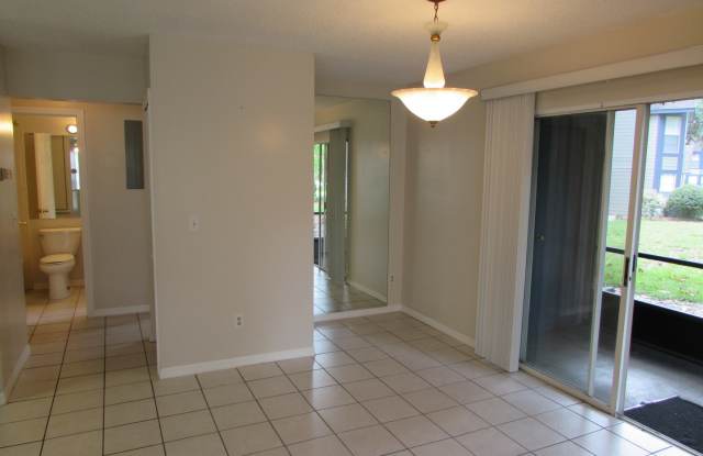 2 BEDROOMS W/2 FULL BATHS, 1st FLOOR UNIT w/ Screened in Patio Gallery 3