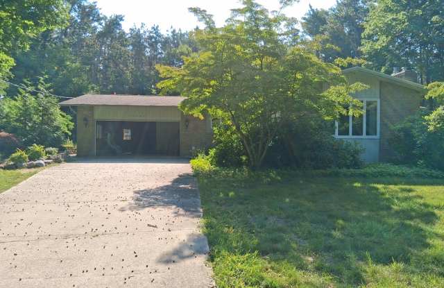 Beautiful 3-Bedroom Home with Pool on Lakeshore Drive Gallery 1