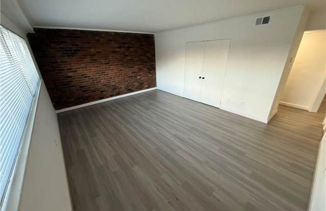 222 N Hawthorne Road Gallery 4